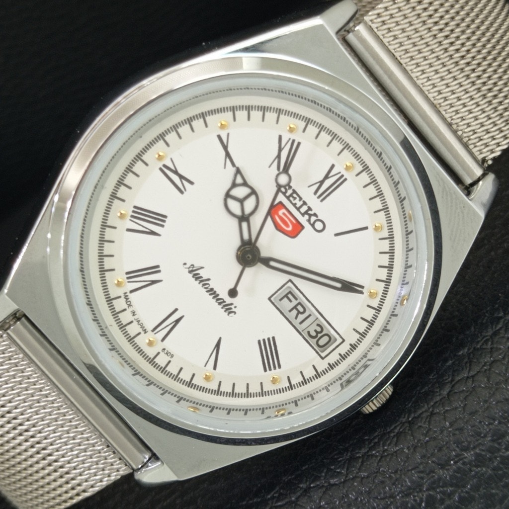 Vintage 1981 Seiko Automatic Mens Silver Watch WDaydate  Red Accents